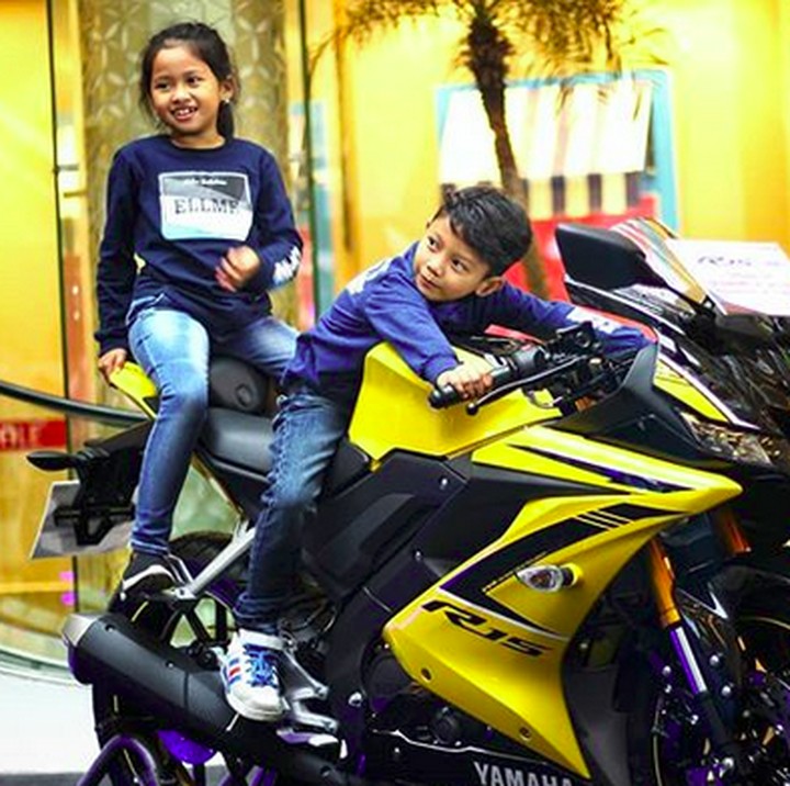 <p>Wah, gaya kakak dan adik ini saat naik moge kece abis. Bisa-bisa mereka jadi the future biker nih. (Foto: Instagram/@limiterman)</p>