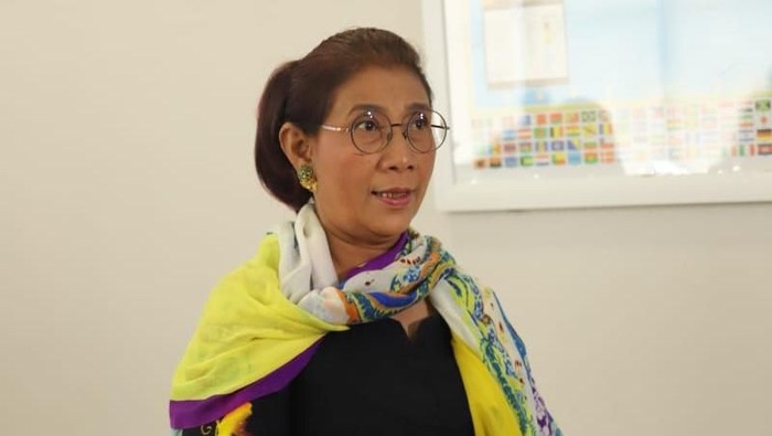 Menteri Kelautan dan Perikanan Susi Pudjiastuti berpose bak model, memamerkan busana bermotif Asian Games yang dia kenakan. Yuk lihat foto-fotonya.