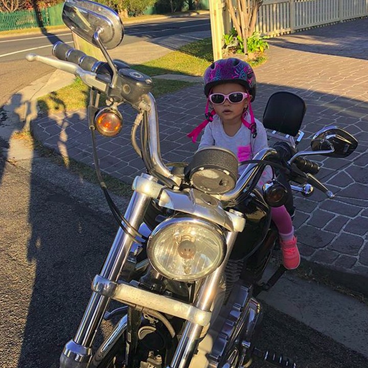 <p>Biarpun helm-nya helm sepeda, yang penting safety riding tetap diterapkan ya, Nak. (Foto: Instagram/@marselina.kelo)</p>