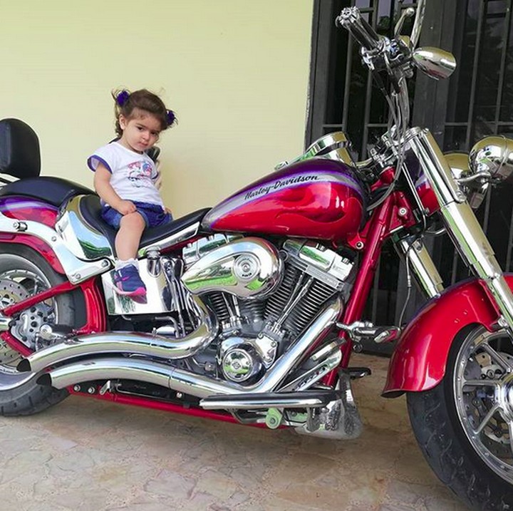 <p>Lihat gaya gadis cilik ini saat duduk di moge. Kece abis ya, Bun? (Foto: Instagram/@charbelantoun979)</p>
