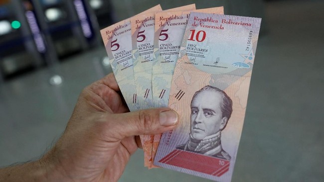Venezuela mengeluarkan uang kertas baru yang telah dipangkas nilainya dengan menghilangkan lima angka nol, upaya Presiden Nicolas Maduri mengatasi krisis.