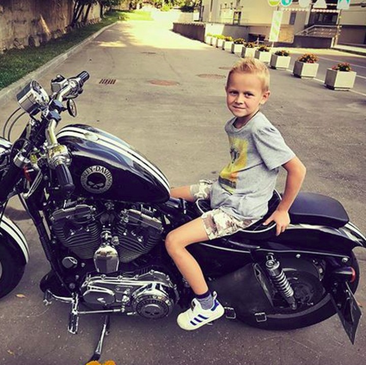 <p>Berpose 'menunggangi' moge bikin penampilan anak ini makin cool. (Foto: Instagram/@lenka_eliseyka)</p>