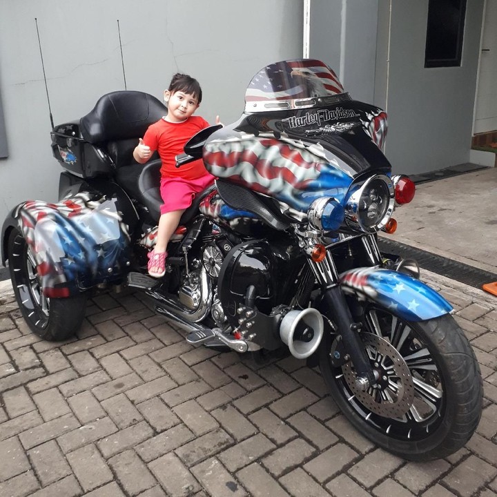 <p>Aksi gadis cilik berpose di atas moge bikin gemas maksimal! (Foto: Instagram/@achmadrezav)  </p>