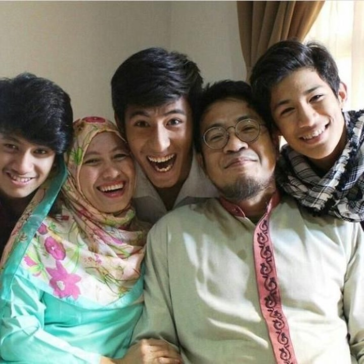 <p>Kompak tersenyum manis bersama keluarga yang nggak lelah memberikan semangat. (Foto: Instagram @hanifsjahbandi)</p>