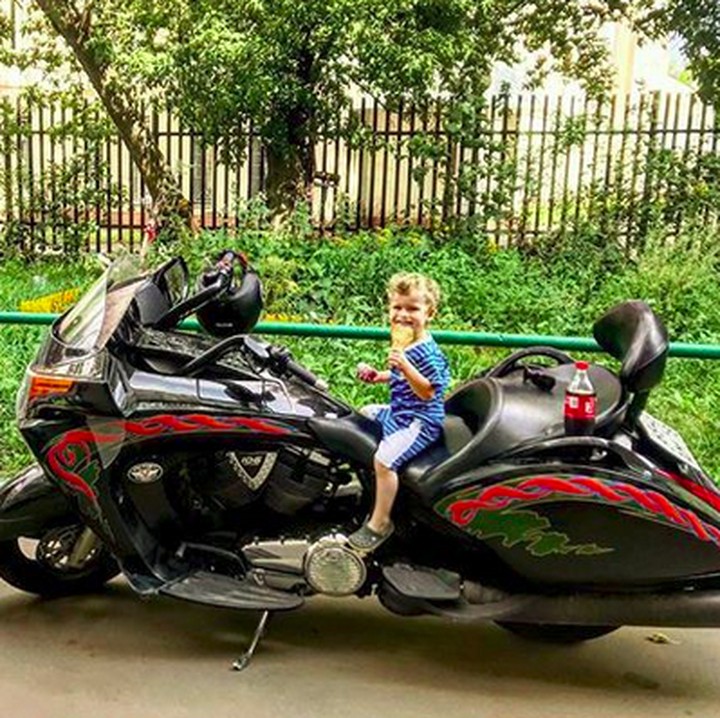 <p>Tukeran motornya sama aku boleh ya, Yah? Hi-hi-hi. (Foto: Instagram/@scliffer)  </p>