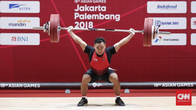 Eko Yuli Rebut Emas Kelima Indonesia di Asian Games 2018 Lifter andalan Indonesia Eko Yuli Irawan berhasil merebut medali emas kelima Indonesia di Asian Games 2018 setelah menjadi juara di kelas 62 kilogram putra yang berlangsung di JIExpo, Kemayoran, Selasa (21/8). Eko meraih medali emas dengan total angkatan 311 kilogram. Atlet 29 tahun itu mencatatkan angkat snatch 141 kilogram. Sedangkan untuk angkatan clean and jerk, Eko berhasil melakukan angkatan seberat 170 kilogram.CNNIndonesia/Safir Makki