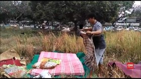 VIDEO: Pengungsi Gempa Lombok Tinggal di Kuburan