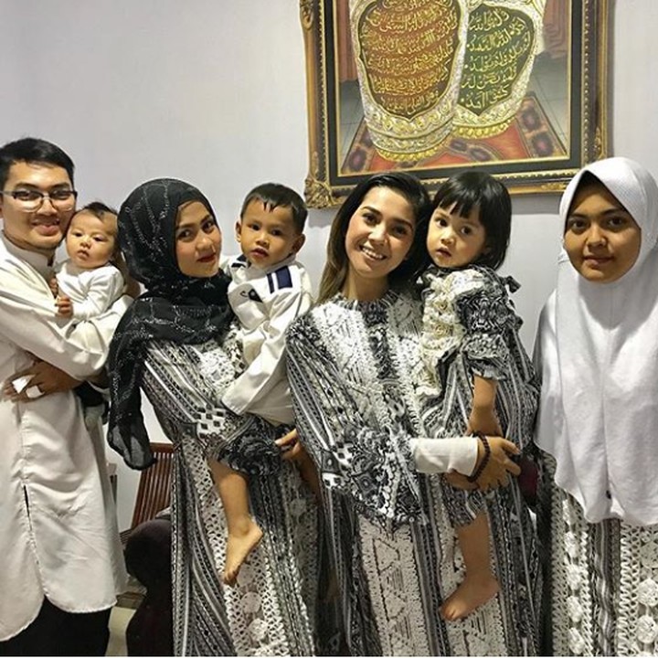 <p>Menggendong keponakan tersayang. (Foto: Instagram @rayanurfitrird)</p>