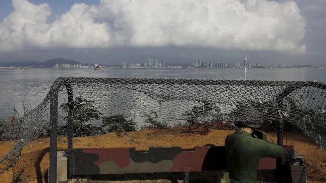 China bakal memberikan sanksi pada perusahaan AS yan menjual senjata ke Taiwan.