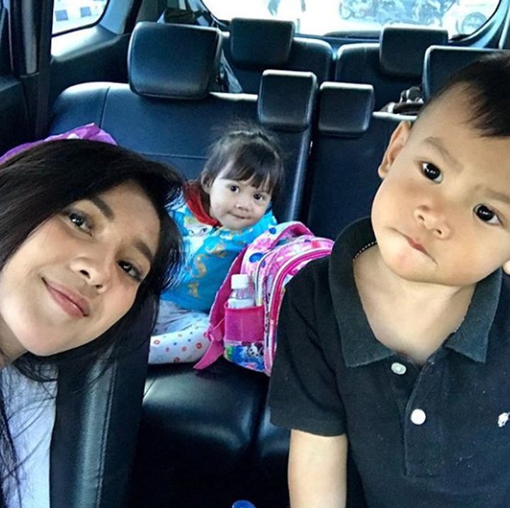 <p>Wefie dulu bersama dua keponakan yang manis. (Foto: Instagram @rayanurfitrird)</p>