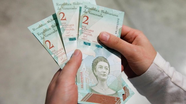 Warga Venezuela menyambut beredarnya uang kertas bolivar yang baru dengan pesimistis. Langkah redenominasi bolivar juga pernah diambil eks-Presiden Hugo Chavez.