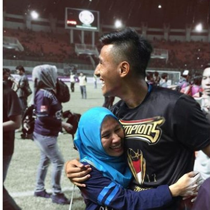 <p>Pelukan sang bunda untuk sang bintang lapagan hijau. (Foto: Instagram @hanifsjahbandi)</p>
