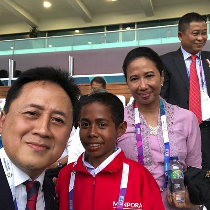 <p>Triawan Munaf, Kepala BEKRAF (Badan Ekonomi Kreatif) pun ikutan wefie bersama Joni. Di belakangnya juga ada Menteri BUMN, Rini Soemarno nih. (Foto: Instagram @triawanmunaf)</p>