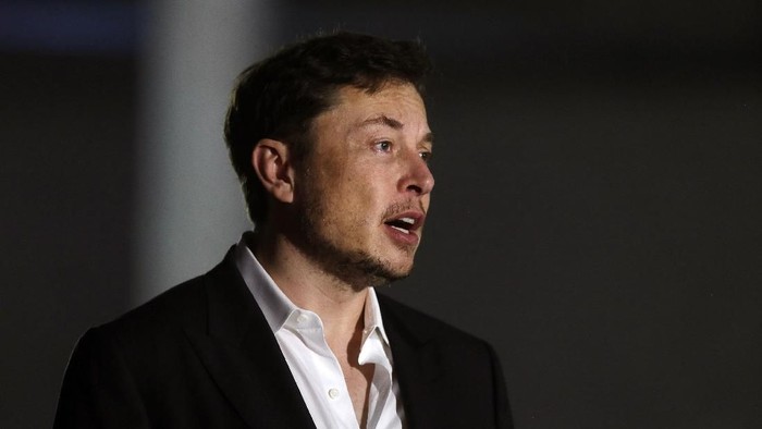 CHICAGO, IL - JUNE 14: Engineer and tech entrepreneur Elon Musk of The Boring Company listens as Chicago Mayor Rahm Emanuel talks about constructing a high speed transit tunnel at Block 37 during a news conference on June 14, 2018 in Chicago, Illinois. Musk said he could create a 16-passenger vehicle to operate on a high-speed rail system that could get travelers to and from downtown Chicago and O'hare International Airport under twenty minutes, at speeds of over 100 miles per hour. (Photo by Joshua Lott/Getty Images)
