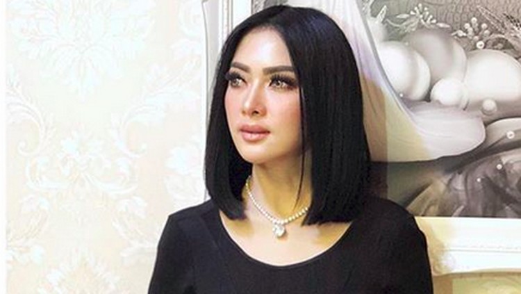 Rio Motret menjawab pertanyaan netizen soal komentar Syahrini tentang adegan duduk yang diduga sindir Luna Maya. Ternyata ini penjelasan sebenarnya terkait itu.