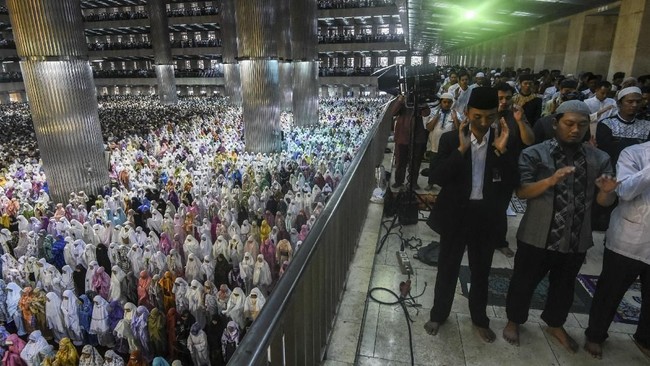 Khatib salat Iduladha di Masjid Istiqlal Yusnar Yusuf mengatakan bahwa mengeratkan ukhuwah Islamiyah atau persaudaraan umat Islam adalah salah satu bentuk jihad