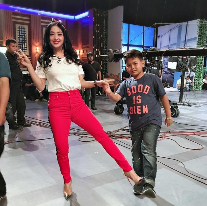 <p>Happy! (Foto: Instagram @dewiperssikreal)</p>