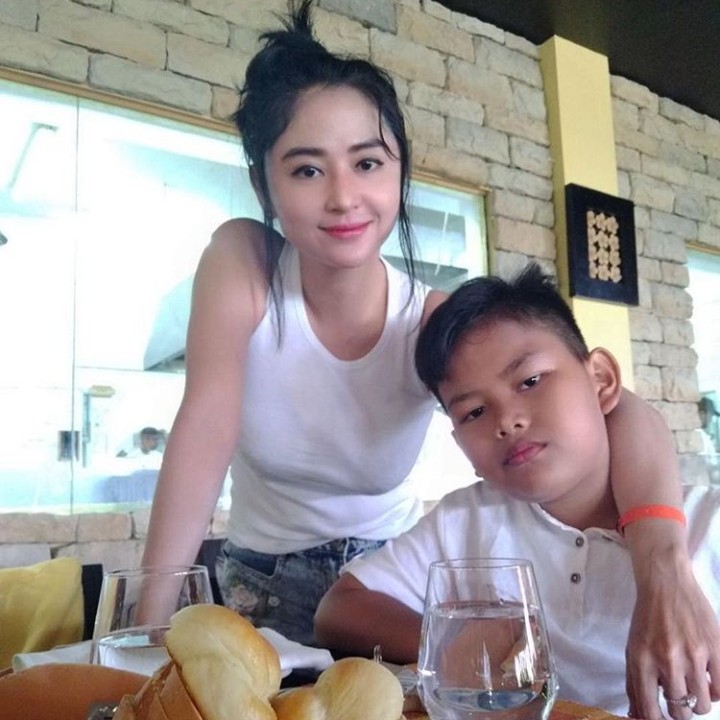 <p>Kompak pakai baju putih nih. (Foto: Instagram @dewiperssikreal)</p>
