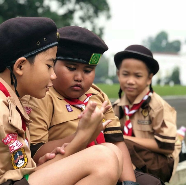 <p>Apa sih yang sedang diobrolin Fairel dengan temannya di sela-sela waktu syuting? (Foto: Instagram/fairel_sbi)</p>