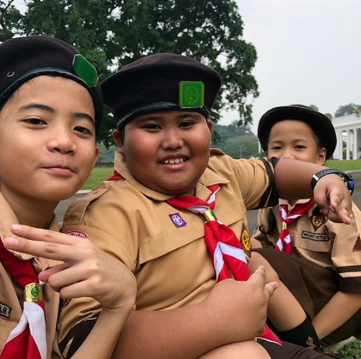 <p>Fairel bersama teman-temannya memakai seragam Pramuka. (Foto: Instagram/fairel_sbi)</p>