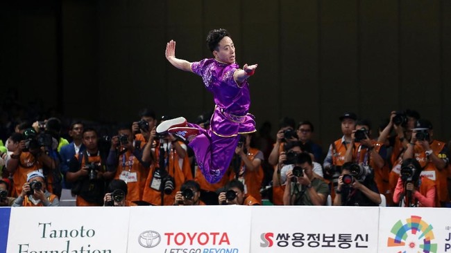 Atlet wushu China, Sun Peiyuan, jadi primadona para fan wanita Indonesia di Asian Games 2018 untuk foto bersama.