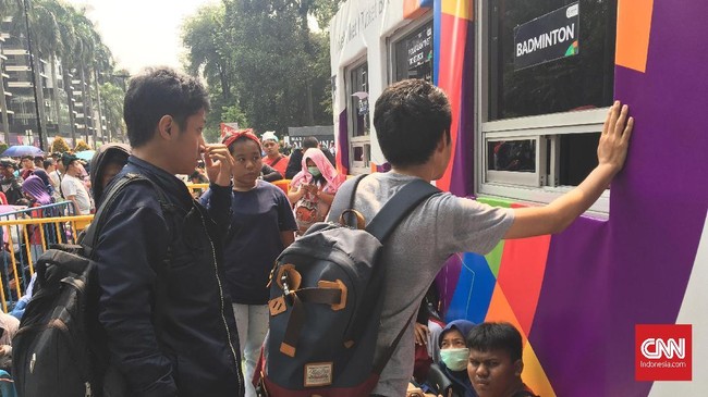 Augie Fantinus dijerat dengan UU ITE dengan tuduhan mencemarkan nama baik karena menuding polisi jadi calo tiket Asian Para Games.