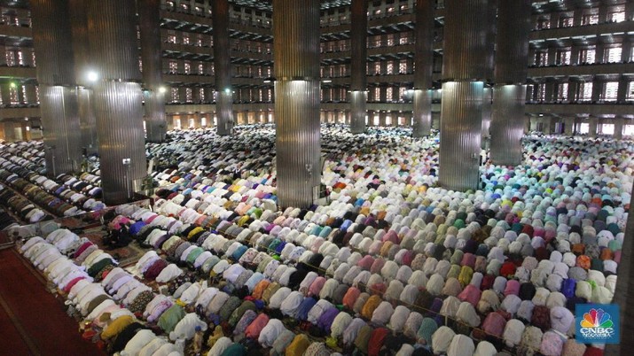 Wakil Presiden Jusuf Kalla bersama umat uslim lainnya menunaikan ibadah salat Idul Adha 1439 H berjamaah di Masjid Istiqlal, Jakarta, Rabu (22/8/2018). Sholat Idul Adha berjamaah di Masjid Istiqlal dengan imam sholat Ahmad Husni Ismail dan Khatib Ketua Umum PB Al-Wasliyah Yusnar Yusuf Rangkuti dengan tema Khutbah : 'Merajut silaturahmi, mengikis intoleransi'. (Wakil Presiden Jusuf Kalla bersama umat uslim lainnya menunaikan ibadah sholat Idul Adha 1439 H berjamaah di Masjid Istiqlal, Jakarta, Rabu (22/8/2018). Sholat Idul Adha berjamaah di Masjid Istiqlal dengan imam sholat Ahmad Husni Ismail dan Khatib Ketua Umum PB Al-Wasliyah Yusnar Yusuf Rangkuti dengan tema Khutbah : 'Merajut silaturahmi, mengikis intoleransi'.)