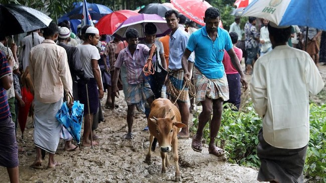 Warga Rohingya merayakan Iduladha pertama mereka di kamp pengungsian di Bangladesh, Rabu (22/8). 