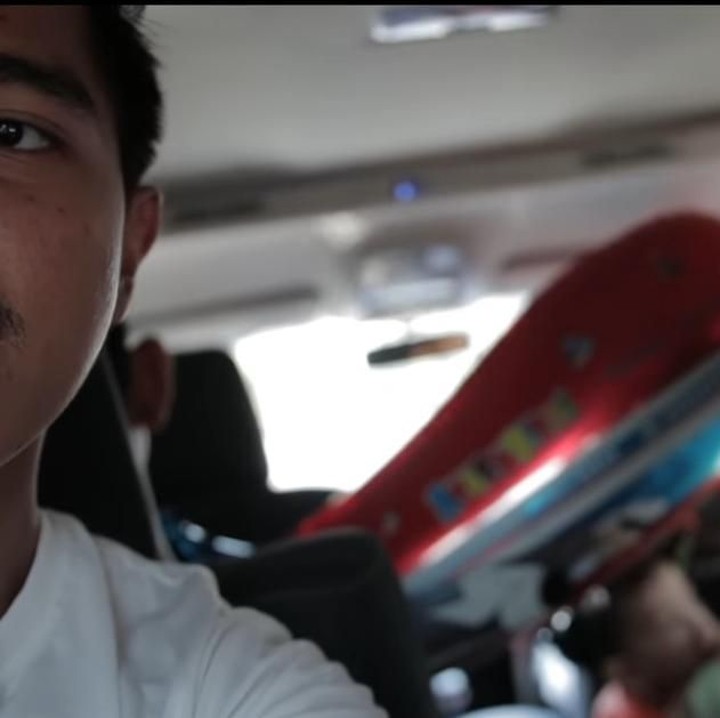 <p>Pulang dari CFD, Kaesang ngevlog di dalam mobil. Dia memanggil Jan Ethes, namun keponakannya tetap asyik main balon. (Foto: Vlog Kaesang)<br /><br /></p>