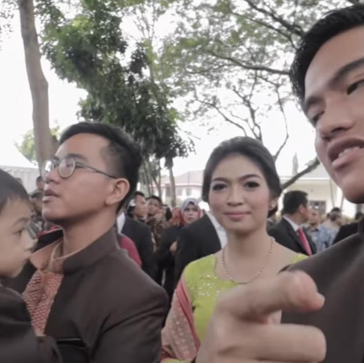 <p>Ini saat pernikahan kakaknya, Kahiyang Ayu, Kaesang memanggil Jan Ethes untuk diajak ngevlog. Sayangnya Jan Ethes cuek nih, hi-hi. (Foto: Vlog Kaesang)</p>