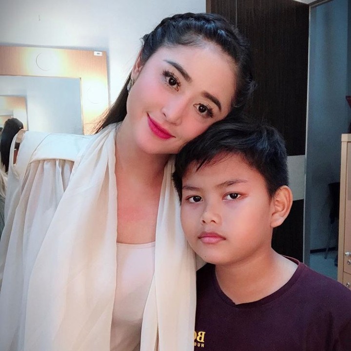 <p>Kadang, Gabriel juga menemani ibunya bekerja lho. (Foto: Instagram @dewiperssikreal)</p>
