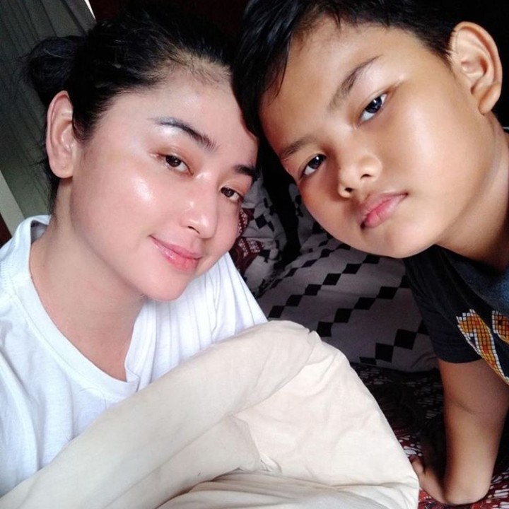 <p>Momen pagi hari yang membahagiakan adalah saat punya banyak waktu untuk anak. (Foto: Instagram @dewiperssikreal)</p>