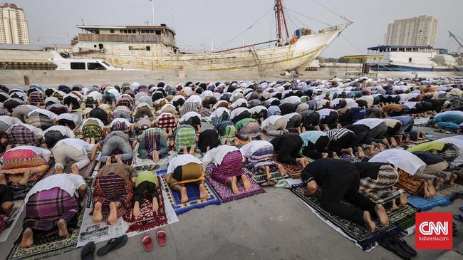 SE Menag: Salat Iduladha di Lapangan di Zona Merah Ditiadakan Kementerian Agama menerbitkan surat edaran panduan ibadah Iduladha 1442 H di masa pandemi Covid.