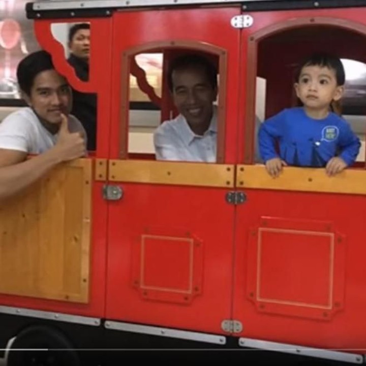 <p>Naik kereta bareng Jan Ethes di mal bareng ayahanda, Jokowi. (Ray Jordan/detikcom)<br /><br /></p>