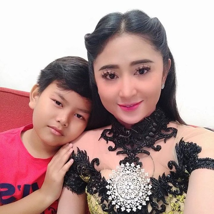 <p>Gabriel bikin Dewi Perssik makin bersemangat menjalani aktivitasnya. (Foto: Instagram @dewiperssikreal)</p>