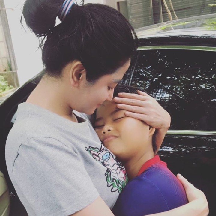 <p>Saat Dewi akan berangkat bekerja, terkadang sang putra yang bernama Gabriel ini merajuk meminta bundanya nggak bekerja. Di saat seperti itu dengan sabar Dewi Perssik akan memberikan pengertian pada Gabriel. (Foto: Instagram @dewiperssikreal)</p>