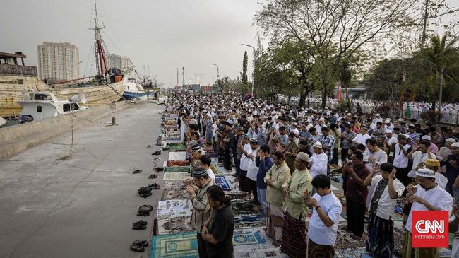 Makmum dan imam memang melakukan sholat bersamaan, tapi memiliki perbedaan. Niat sholat Idul Adha untuk makmum dan imam apa bedanya?