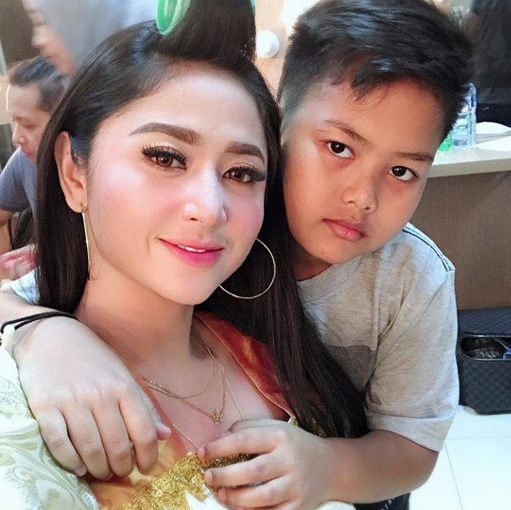 <p>Meski bukan putra kandungnya, namun rasa sayang Dewi Perssik pada bocah laki-laki ini nggak diragukan lagi. Dewi selalu bilang dia bekerja untuk masa depan anaknya. So sweet banget. (Foto: Instagram @dewiperssikreal)</p>