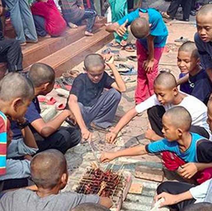 <p>Tuh, seru banget deh kalau udah kumpul sama teman dan nyate bareng-bareng gini. Bisa jadi momen Idul Adha yang tak terlupakan ya, Nak? (Foto: Instagram/ @bqstory.id)</p>
