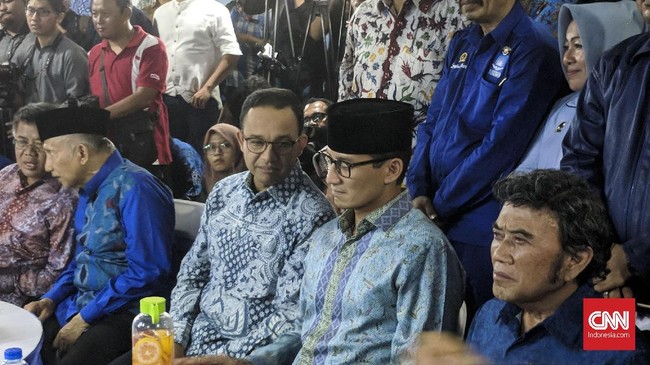 Gubernur DKI Jakarta Anies Baswedan menegur Sandiaga Uno yang alpa menyebut namanya dalam sebuah sambutan.