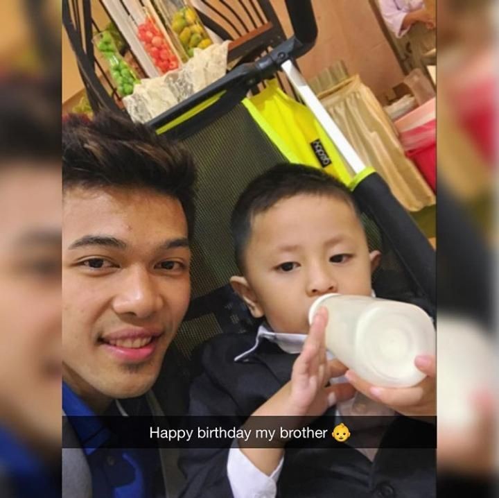 <p>Fajar menemani Fadly yang sedang minum susu. Saat itu, Fadly sedang ulang tahun. (Foto: Instagram @fjralf95)</p>