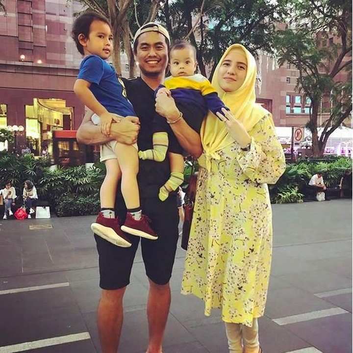 <p>Tontowi Ahmad langsung family time bareng anak istri usai berlaga di Singapore Open. Menurutnya family time merupakan salah satu cara menikmati hidup. (Foto: Instagram @tontowiahmad_)</p>