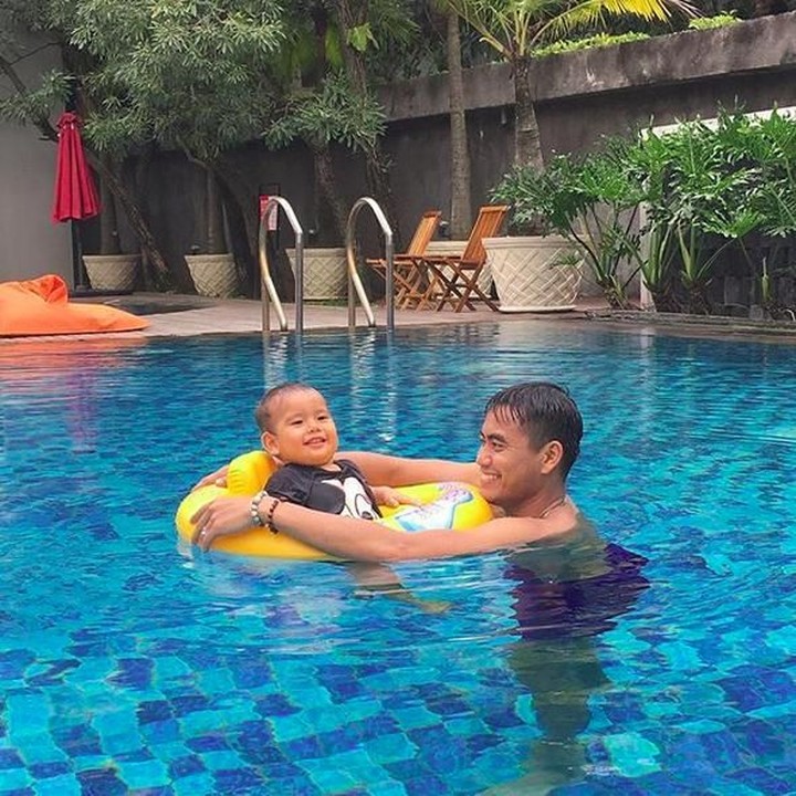 <p>Happy time sama papa di kolam renang di Solo. (Foto: Instagram @danisharsenio)<br /><br /></p>