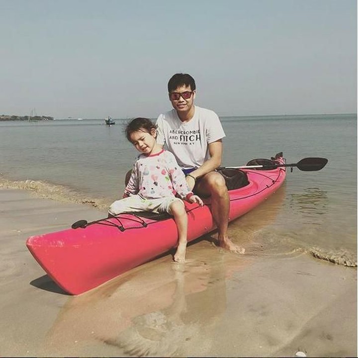 <p>Minggu pagi yang cerah, Tontowi main boat bareng anaknya di pantai di Jepara, Jawa Tengah. Seru banget. (Foto: Instagram @tontowiahmad_)<br /><br /></p>