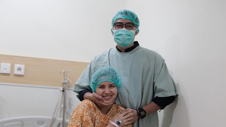 Presenter Tya Ariestya senang banget nih, Bun. Program bayi tabung ketiganya berhasil, sehingga kini dia dinyatakan hamil.