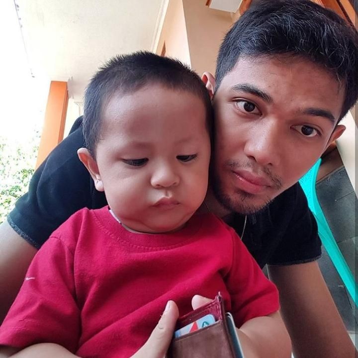 <p>Fadly sedang melihat-lihat dompet Fajar nih. Bagi dong uangnya! He-he. (Foto: Instagram @fjralf95)<br /><br /></p>