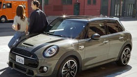 MINI 'Jadul' Disulap Jadi Mobil Listrik