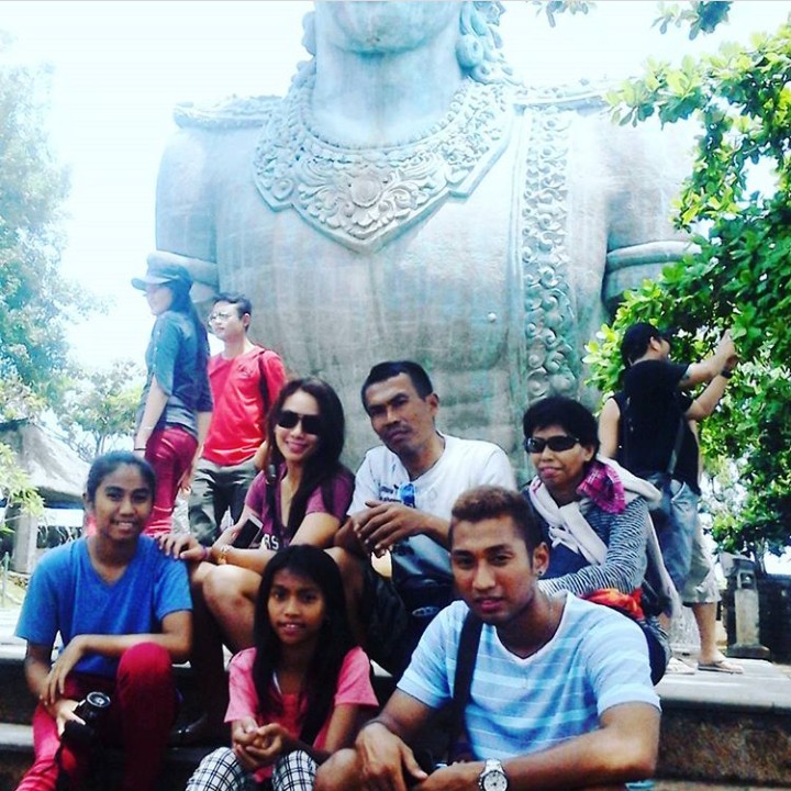 <p>Berllian yang punya darah Medan dan Ciamis ini punya cara lain untuk berkumpul dengan keluarga yaitu dengan plesiran. Kompak banget ya mereka. (Foto: Instagram/berllian_5)</p>