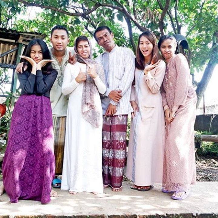 <p>Meski mereka jarang bertemu karena kesibukan masing-masing, tapi Berllian dan keluarganya selalu kompak. (Foto: Instagram/berllian_5)</p>