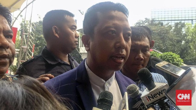 KPK memeriksa Ketum PPP Romahurmuziy dalam kasus dugaan suap dana perimbangan. Romi mengaku lebih dicecar penyidik kepada tupoksi fungsionaris partai.